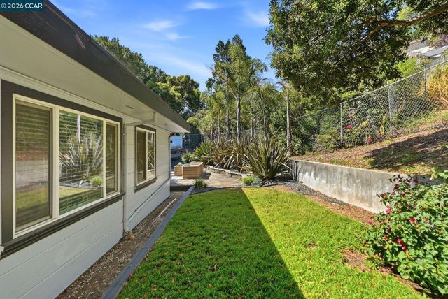 8019 Sterling Dr, Oakland, CA 94605