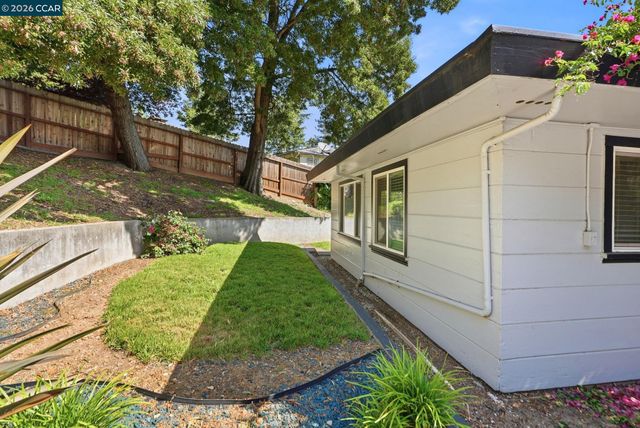 8019 Sterling Dr, Oakland, CA 94605