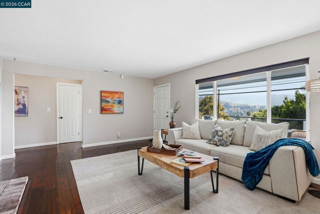 8019 Sterling Dr, Oakland, CA 94605