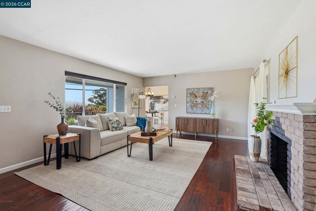 8019 Sterling Dr, Oakland, CA 94605