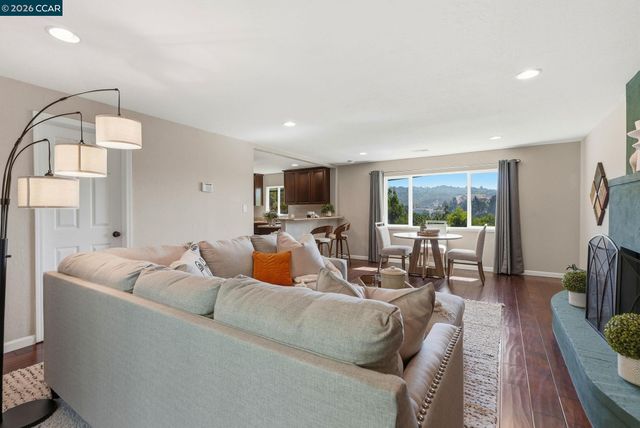 8019 Sterling Dr, Oakland, CA 94605