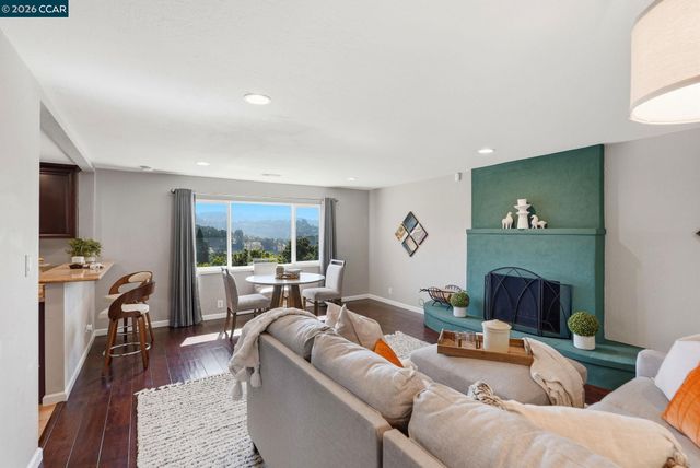 8019 Sterling Dr, Oakland, CA 94605