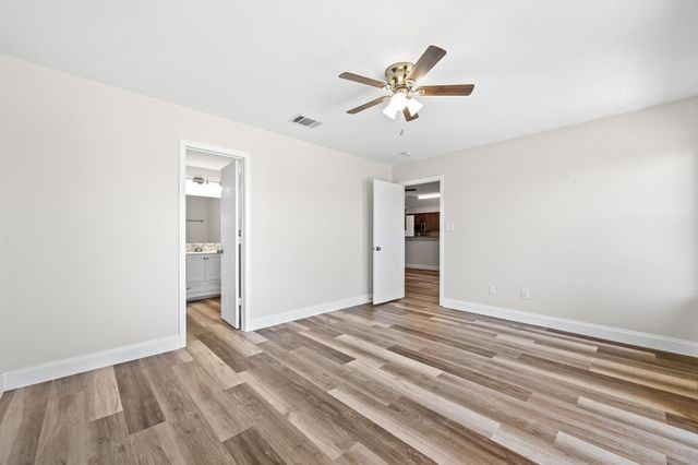 1910 Oaklawn DR, Taylor, TX 76574