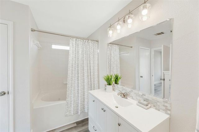 1910 Oaklawn DR, Taylor, TX 76574
