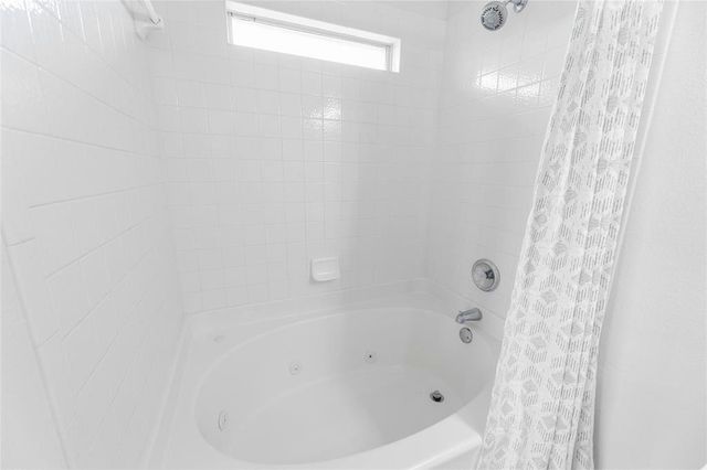 1910 Oaklawn DR, Taylor, TX 76574