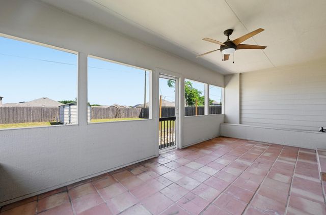 1910 Oaklawn DR, Taylor, TX 76574