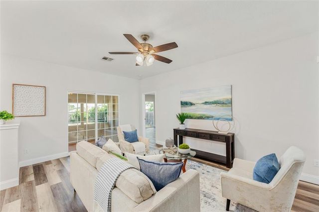 1910 Oaklawn DR, Taylor, TX 76574