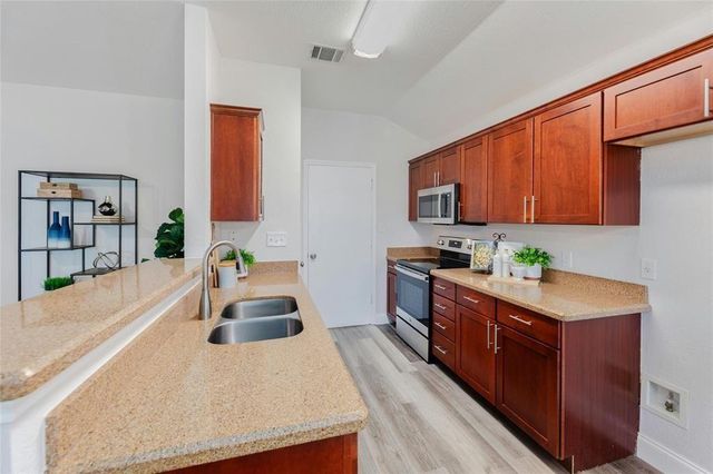 1910 Oaklawn DR, Taylor, TX 76574