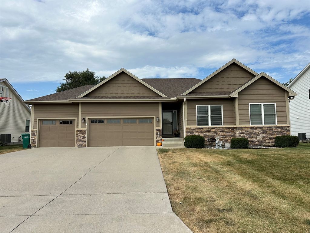 400 N 14th Avenue, Winterset, IA 50273