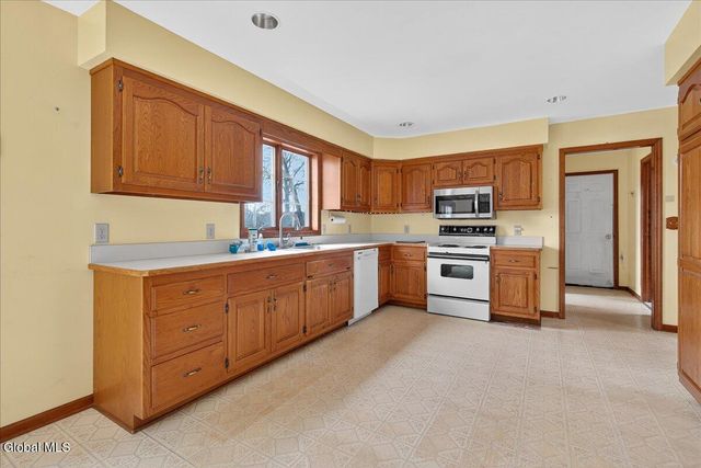 3067 New Williamsburg Drive, Guilderland, NY 12303