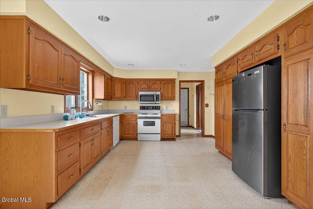 3067 New Williamsburg Drive, Guilderland, NY 12303