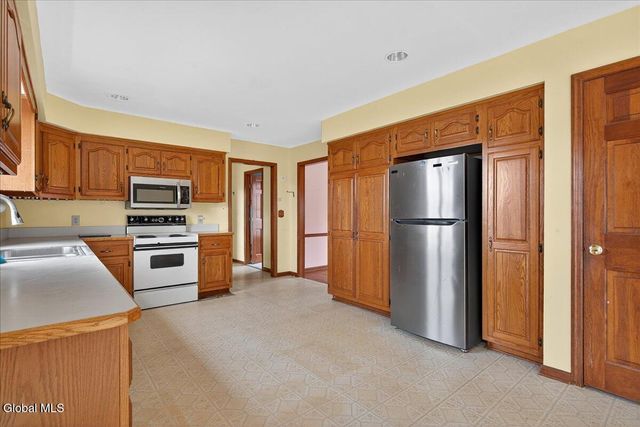 3067 New Williamsburg Drive, Guilderland, NY 12303