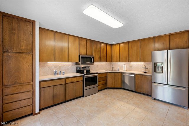 21454 Oak Bark Trail, Strongsville, OH 44149