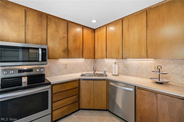 21454 Oak Bark Trail, Strongsville, OH 44149