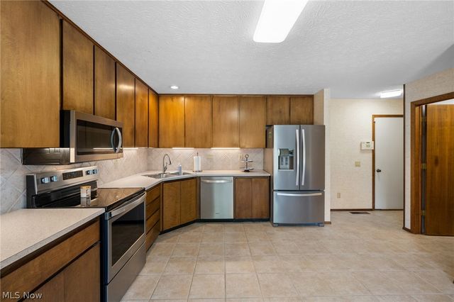 21454 Oak Bark Trail, Strongsville, OH 44149