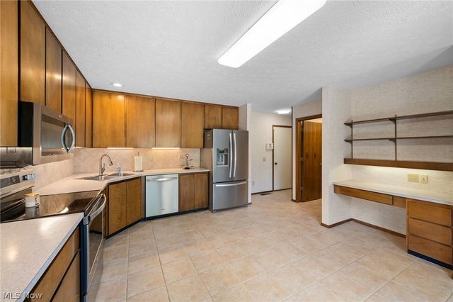 21454 Oak Bark Trail, Strongsville, OH 44149