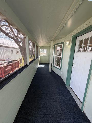 212 Crestwood Drive, Richland, WA 99352