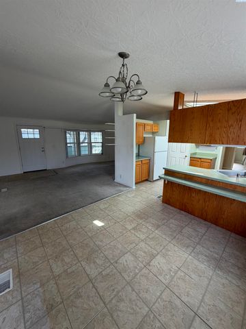 212 Crestwood Drive, Richland, WA 99352