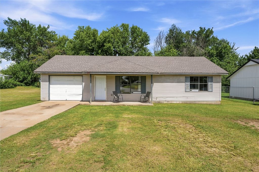 1713 N Inglewood Street, Siloam Springs, AR 72761