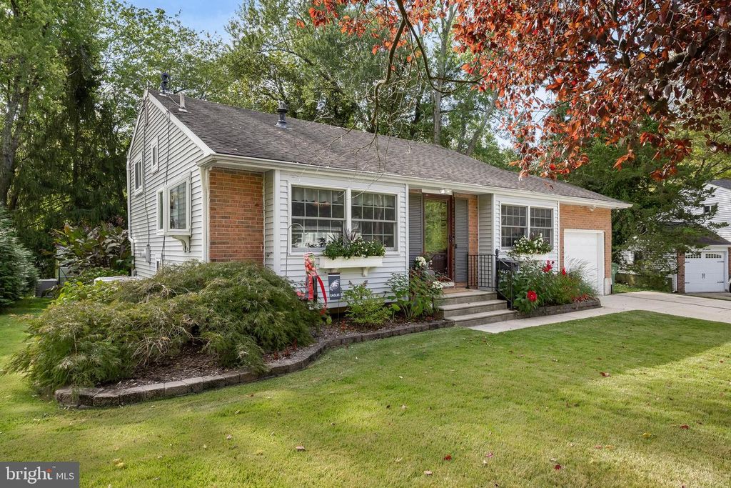 9 PARKWOOD RD, Cherry Hill, NJ 08034