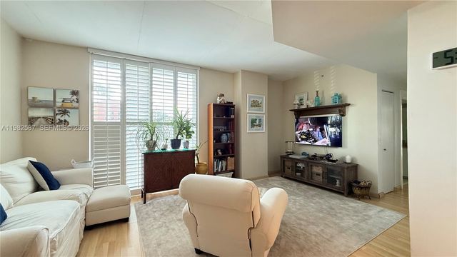 3180 SW 22nd Ter 207, Miami, FL 33145