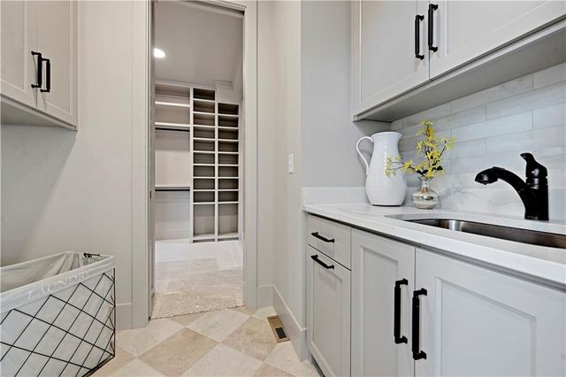 16071 S Twilight Lane, Olathe, KS 66062
