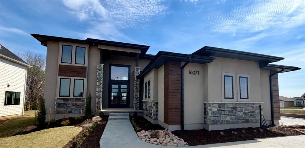 16071 S Twilight Lane, Olathe, KS 66062