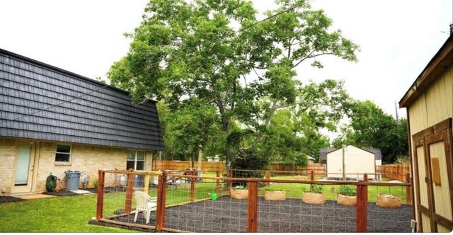 215 County Road 193, Alvin, TX 77511