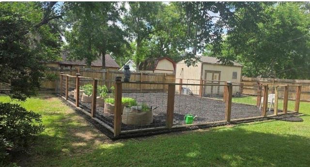 215 County Road 193, Alvin, TX 77511