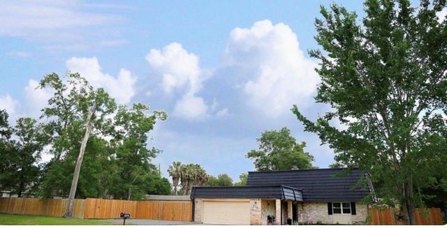 215 County Road 193, Alvin, TX 77511