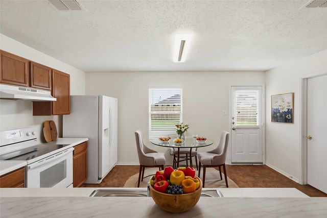 327 Deer Run Drive, Sanger, TX 76266