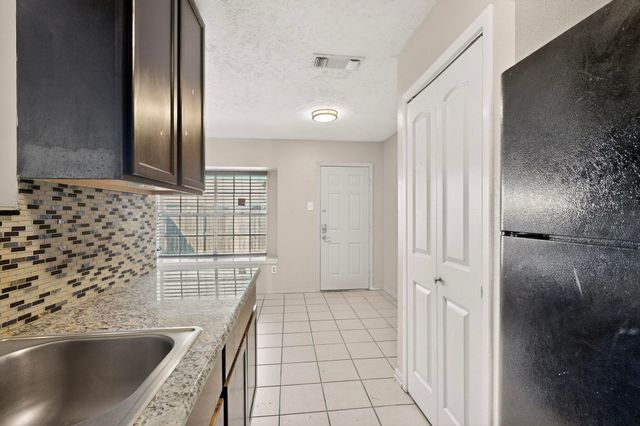 8 W Townhouse Lane 32, Grand Prairie, TX 75052