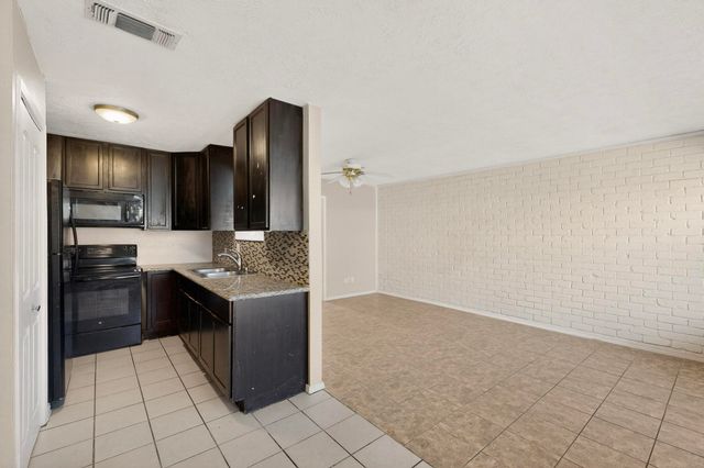 8 W Townhouse Lane 32, Grand Prairie, TX 75052