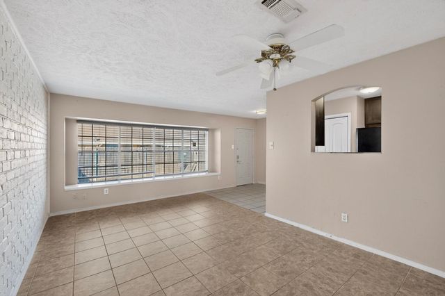 8 W Townhouse Lane 32, Grand Prairie, TX 75052