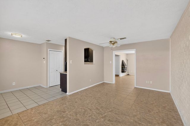 8 W Townhouse Lane 32, Grand Prairie, TX 75052