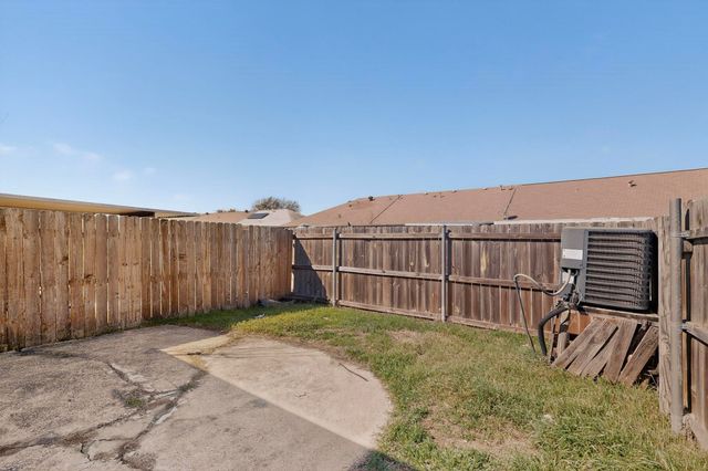 8 W Townhouse Lane 32, Grand Prairie, TX 75052