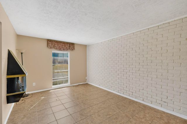 8 W Townhouse Lane 32, Grand Prairie, TX 75052