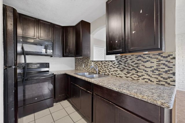 8 W Townhouse Lane 32, Grand Prairie, TX 75052