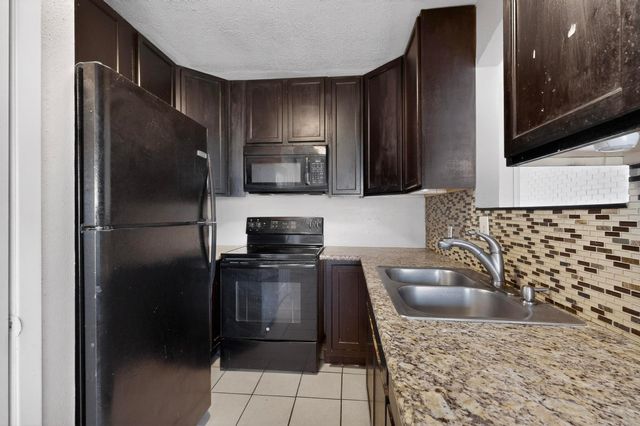 8 W Townhouse Lane 32, Grand Prairie, TX 75052