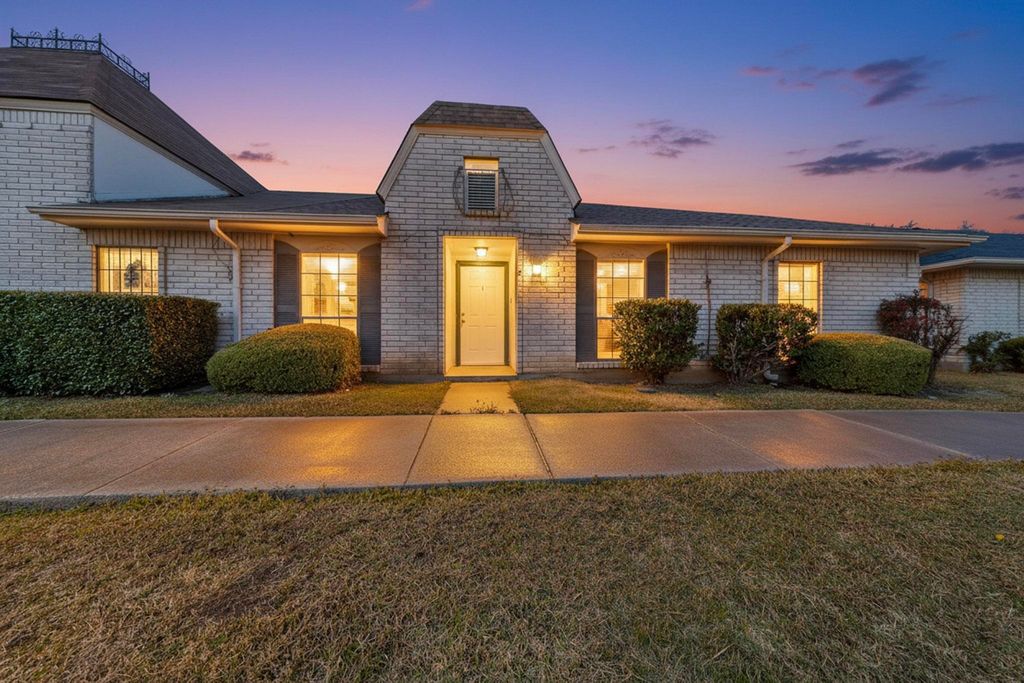 8 W Townhouse Lane 32, Grand Prairie, TX 75052