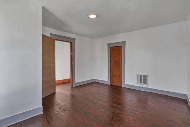 60 Dewey Avenue, Newark, OH 43055