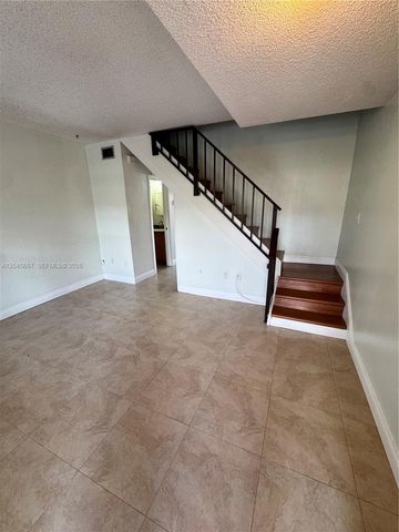 421 Swallow Dr 10, Miami Springs, FL 33166