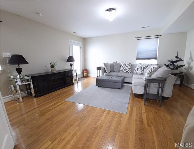 8261 Watson Road, Webster Groves, MO 63119