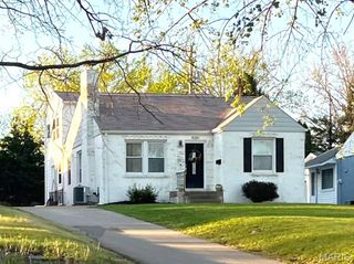 8261 Watson Road, Webster Groves, MO 63119