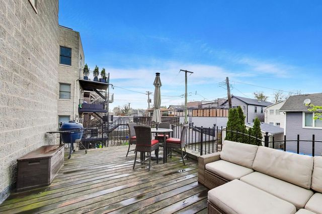 2810 N WOLCOTT Avenue 2810, Chicago, IL 60657