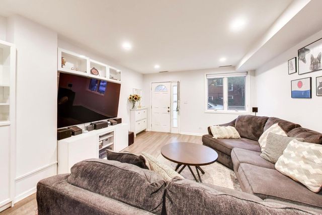 2810 N WOLCOTT Avenue 2810, Chicago, IL 60657