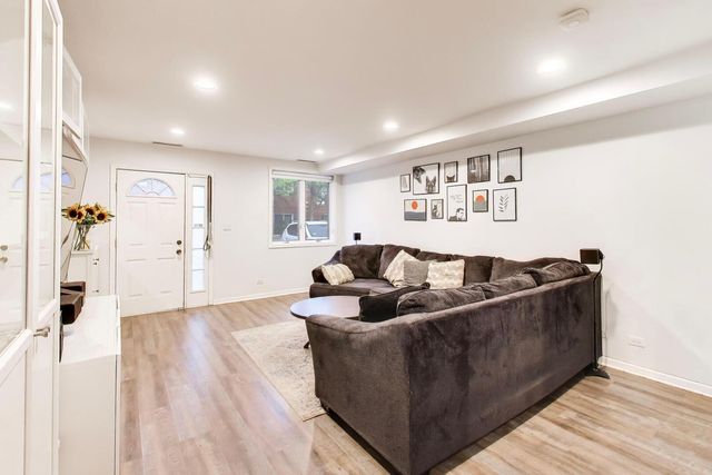 2810 N WOLCOTT Avenue 2810, Chicago, IL 60657