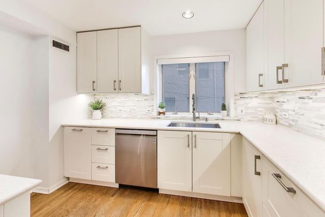 2810 N WOLCOTT Avenue 2810, Chicago, IL 60657