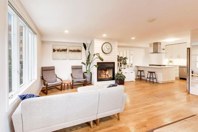 2810 N WOLCOTT Avenue 2810, Chicago, IL 60657