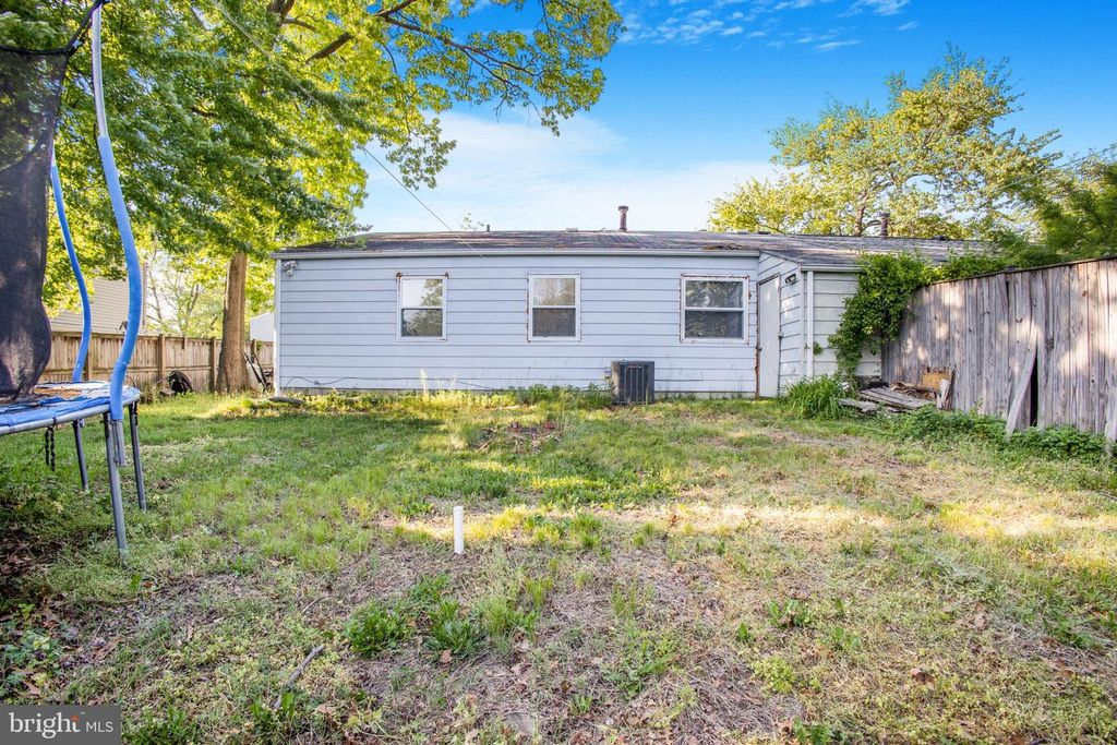 Image 10 of property listing at 1073 KINGS RD, Pasadena, MD 21122